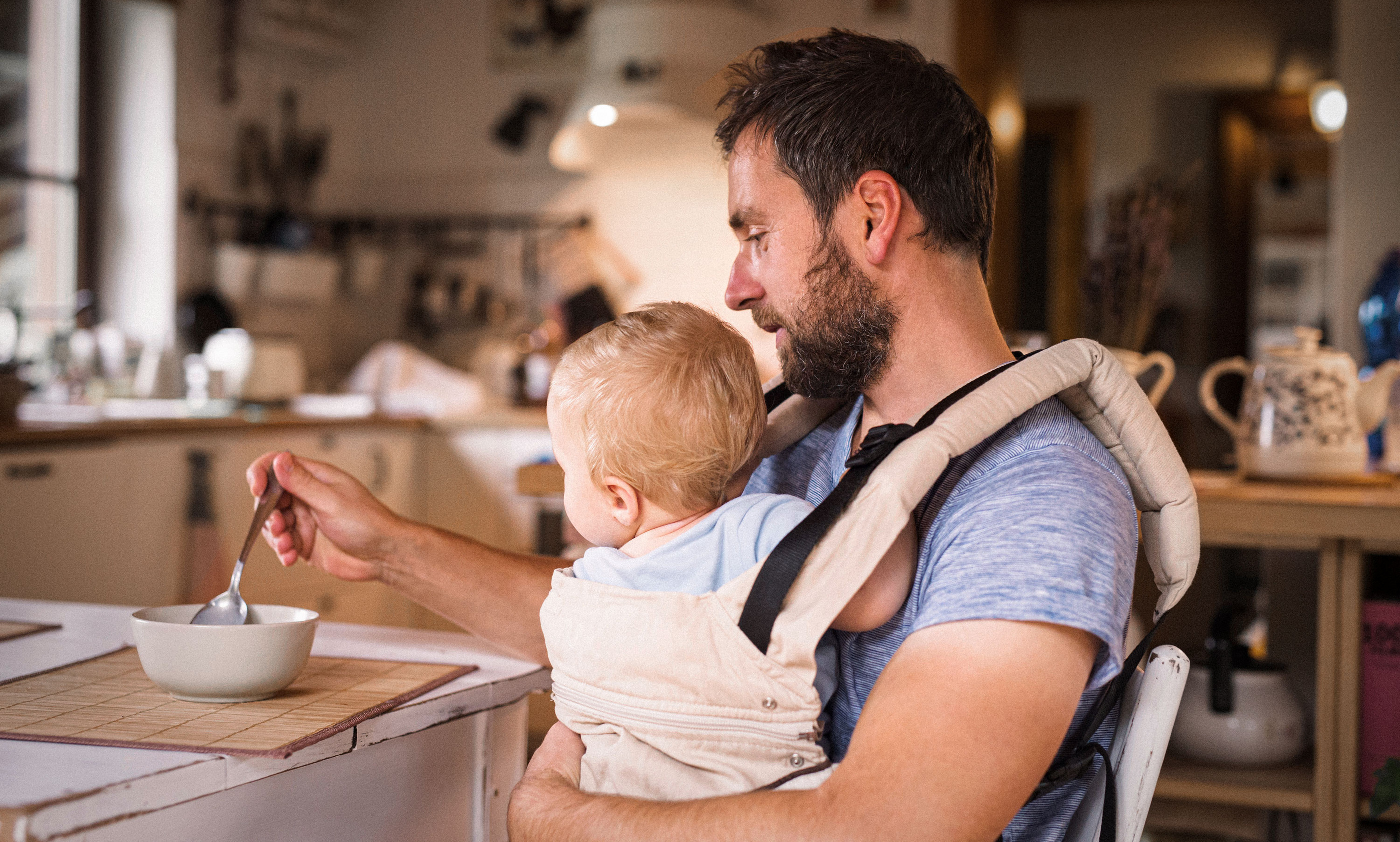 Alete bewusst Baby mit Vater beim Essen