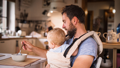 Alete bewusst Baby mit Vater beim Essen