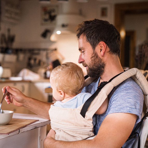 Alete bewusst Baby mit Vater beim Essen