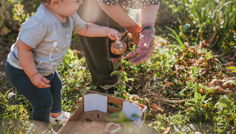 Alete bewusst Baby hilft Oma im Garten