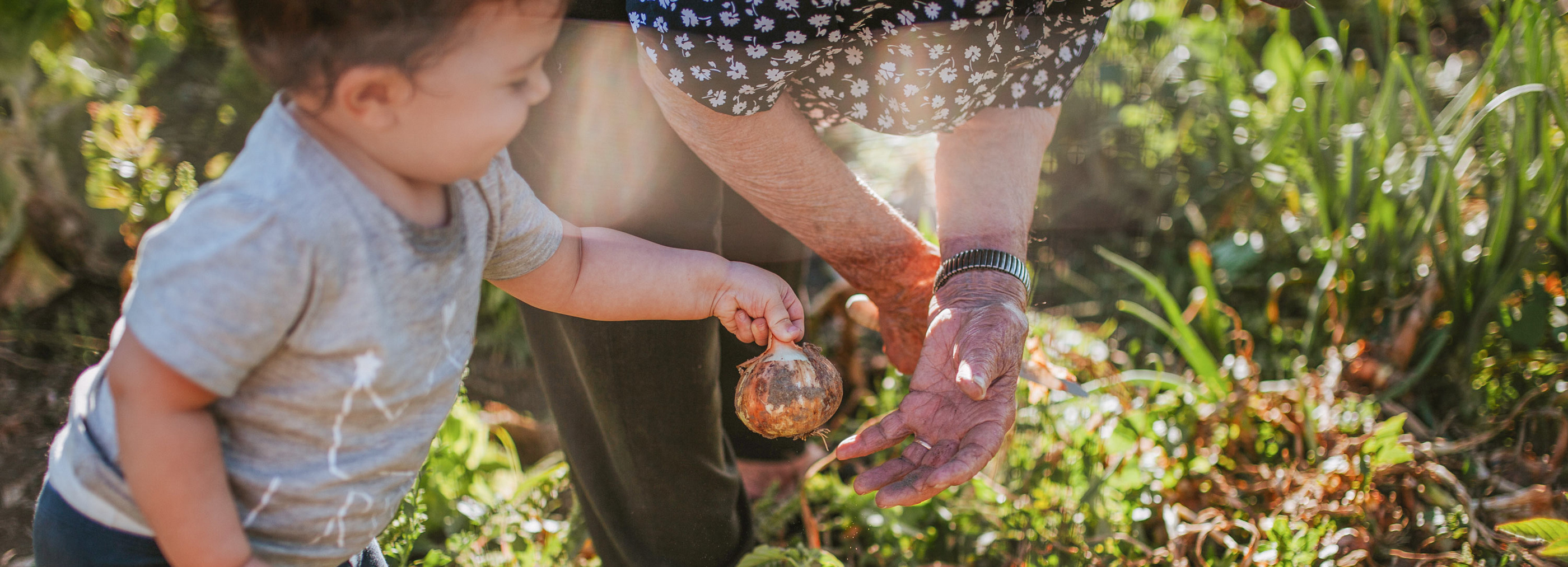 Alete bewusst Baby hilft Oma im Garten