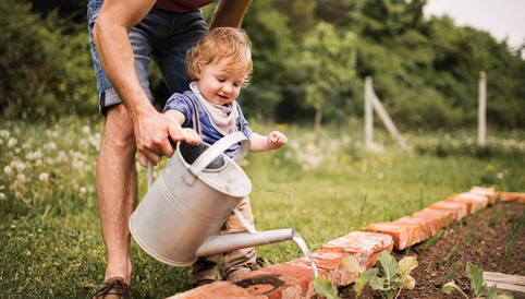 Alete bewusst Baby mit Vater im Garten