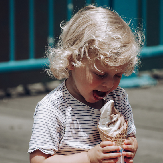 Alete bewusst Kind isst Eis