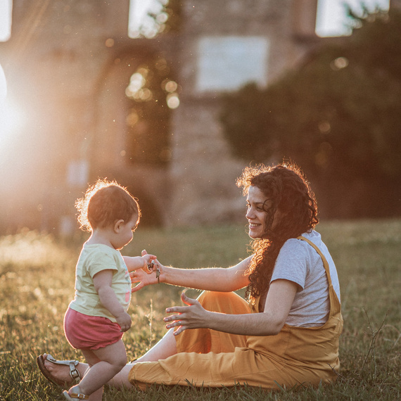 Alete bewusst Mama und Baby spielen im Garten