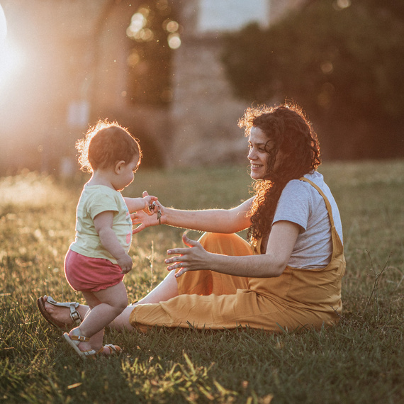 Alete bewusst Mama und Baby spielen im Garten