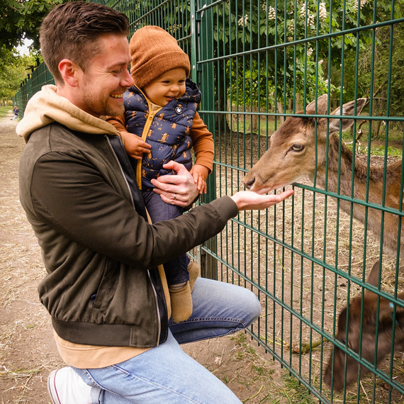 Alete bewusst Influencer Betzebube mit Kind beim Tiere füttern