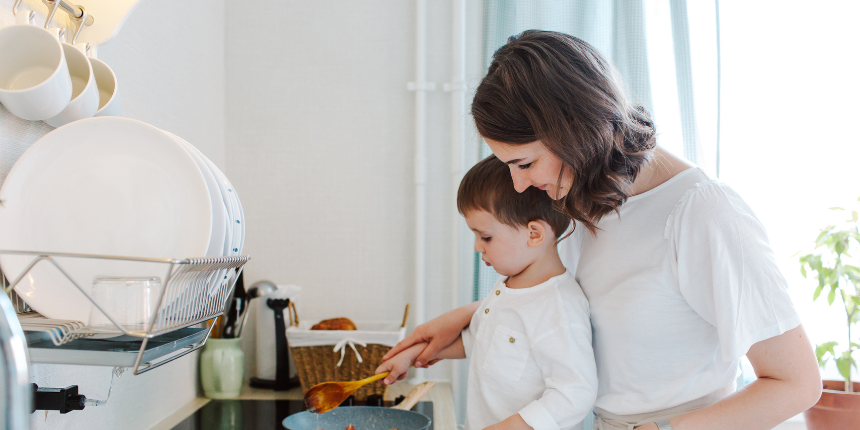 Alete bewusst Mutter und Kind beim kochen