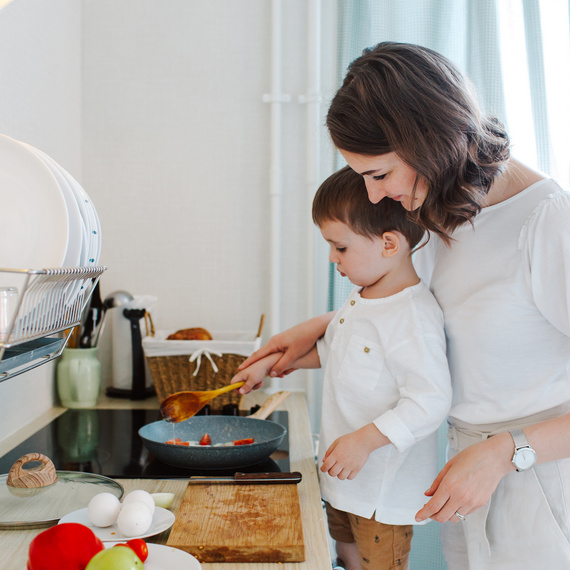 Alete bewusst Mutter und Kind beim kochen