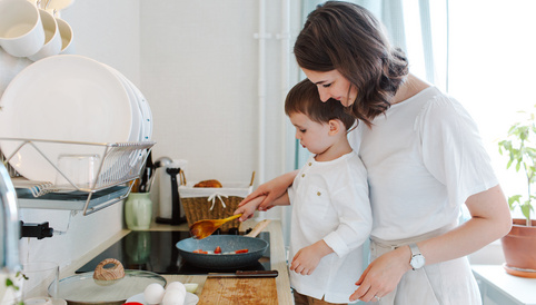 Alete bewusst Mutter und Kind beim kochen