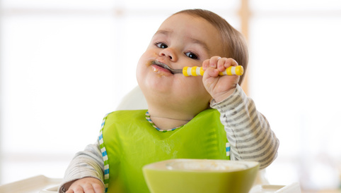 Alete bewusst Baby isst selbstständig Brei