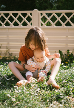 Alete bewusst Influencer Wunderhaftig Kinder spielen im Gras