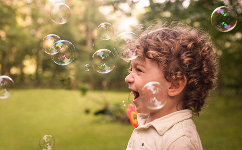 Alete bewusst Kind spielt mit Seifenblasen
