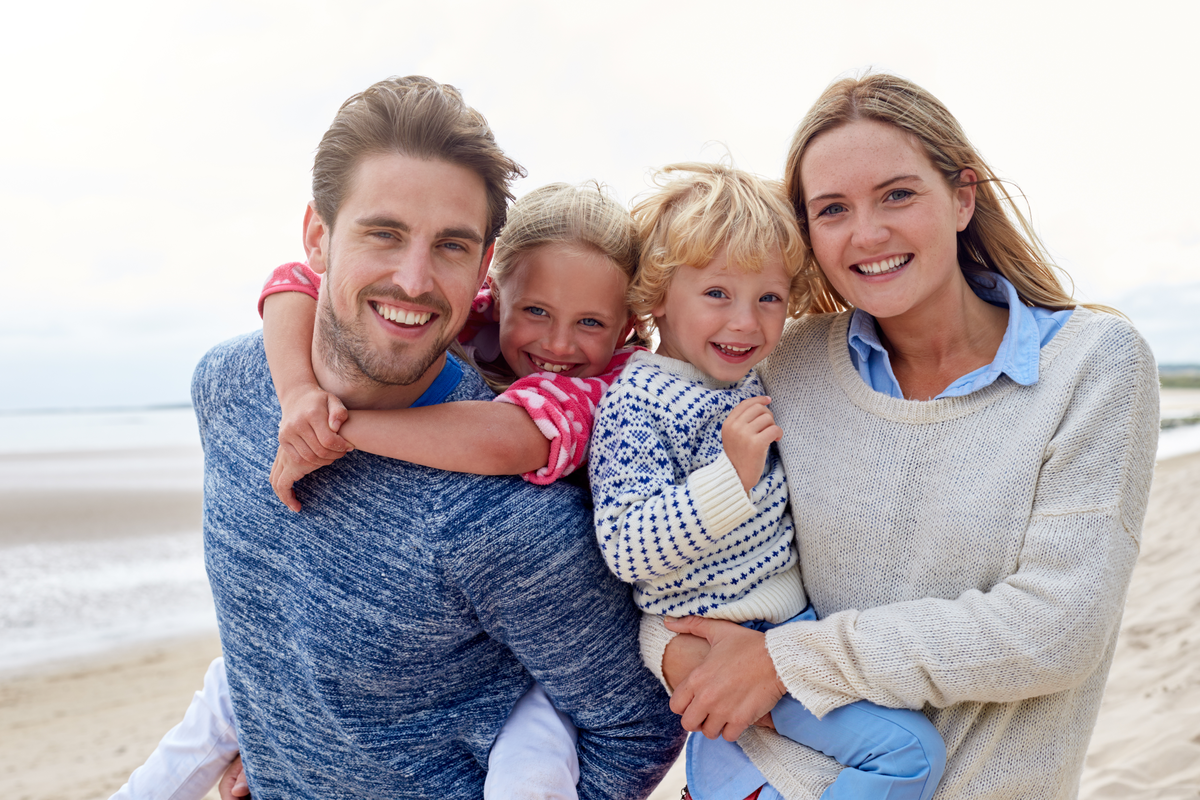 Alete bewusst glückliche Familie am Strand