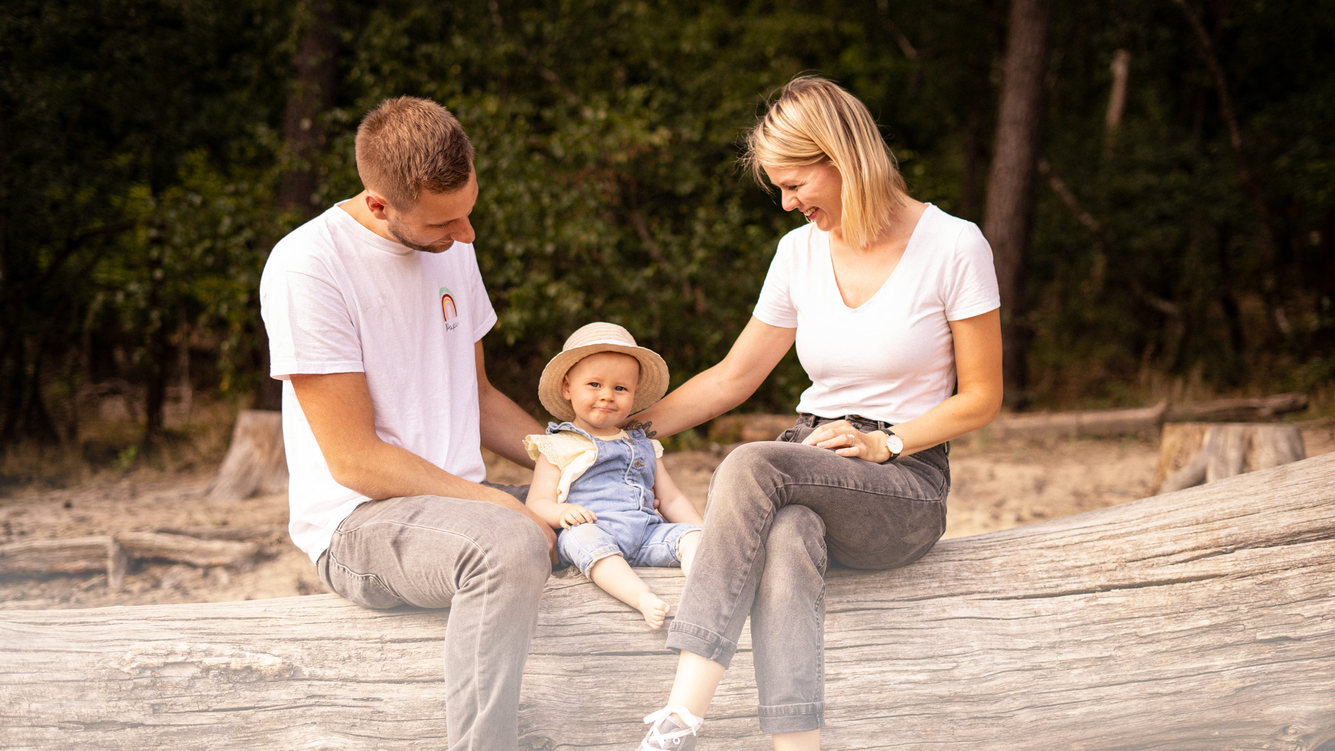 Alete bewusst Influencer JennysWelt Familie sitzt auf einem Baumstamm