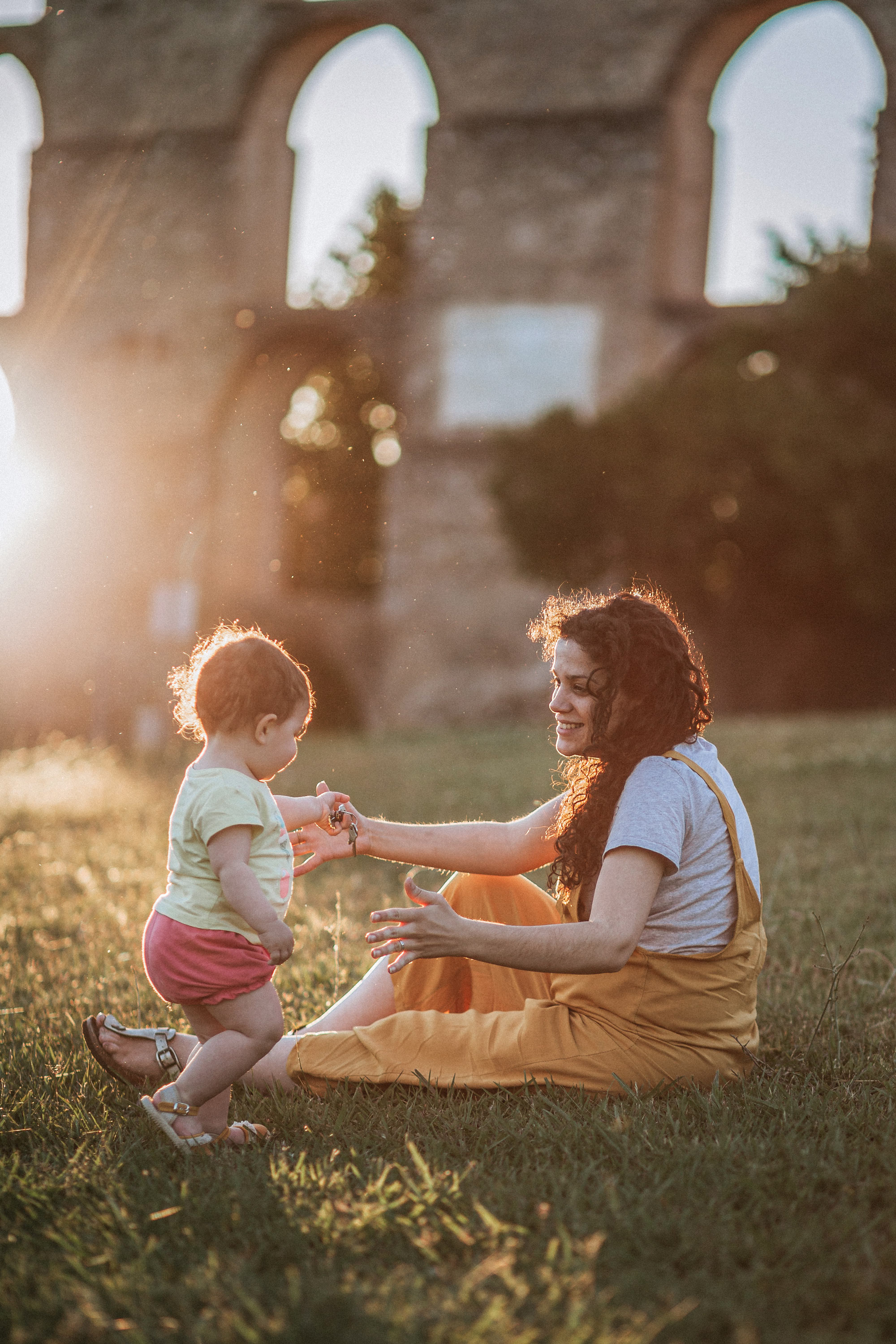 Alete bewusst Mama und Baby spielen im Garten