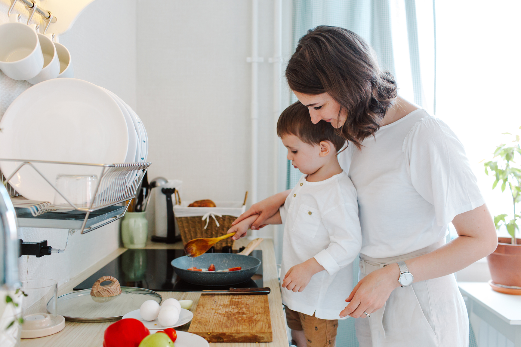 Alete bewusst Mutter und Kind beim kochen